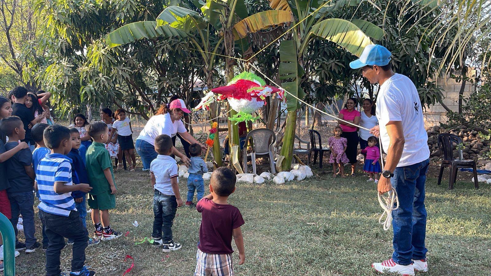 Ninos reunidos alrededor de una actividad recreativa